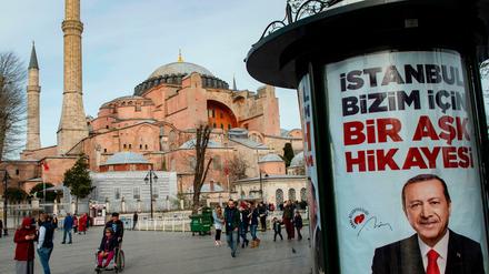 Wahlplakat des türkischen Präsidenten Erdogan vor der Hagia Sophia, die der Autokrat wieder in eine Moschee umwandeln will.