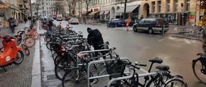 Einige Autoparkplätze in der Bergmannstraße wurden für hunderte Fahrradständer genutzt. 