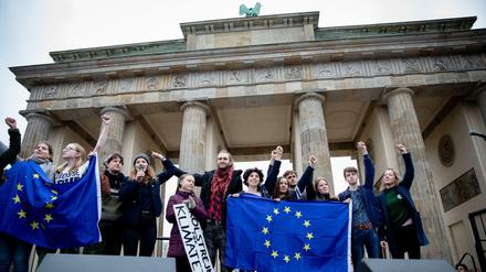 Die Umweltaktivistin Greta Thunberg (M) nimmt zusammen mit Schülern aus Europa an der Klimademonstration "Fridays for Future" am Brandenburger Tor teil.