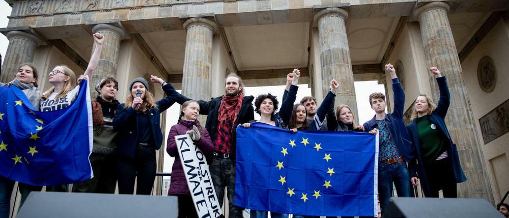 Die Umweltaktivistin Greta Thunberg (M) nimmt zusammen mit Schülern aus Europa an der Klimademonstration "Fridays for Future" am Brandenburger Tor teil.