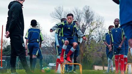 Zusammenhalt. 120 Kinder und Jugendliche verschiedener Herkünfte trainieren in der „Young Bafana Soccer Academy“.
