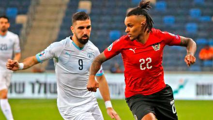 Herthas Valentino Lazaro (rechts) erlebt mit Österreich einen Fehlstart in die EM-Qualifikation. In Israel (l. Moanes Dabour) unterlag das ÖFB-Team 2:4.