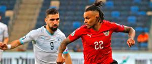 Herthas Valentino Lazaro (rechts) erlebt mit Österreich einen Fehlstart in die EM-Qualifikation. In Israel (l. Moanes Dabour) unterlag das ÖFB-Team 2:4.