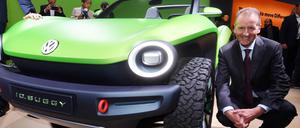 VW-Chef Herbert Diess neben einem VW ID Buggy Showcar