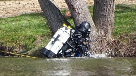 Ein Polizeitaucher geht im Herzberger See auf der Suche nach der vermissten Rebecca ins Wasser. 
