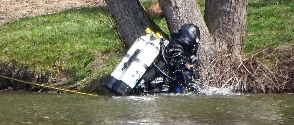 Ein Polizeitaucher geht im Herzberger See auf der Suche nach der vermissten Rebecca ins Wasser.