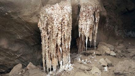 Mit der Zeit sind in der Malcham-Salzhöhle meterlange Stalaktiten gewachsen.