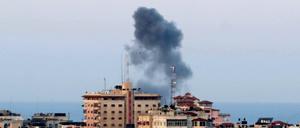 Rauch steigt nach einem israelischen Luftangriff über dem Gazastreifen auf.