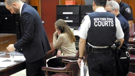 Die deutsche mutmaßliche Hochstaplerin Anna Sorokin sitzt neben ihrem Verteidiger Todd Spodek (l) vor Beginn ihres Gerichtsprozesses im Verhandlungssaal.
