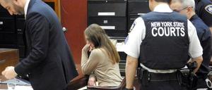 Die deutsche mutmaßliche Hochstaplerin Anna Sorokin sitzt neben ihrem Verteidiger Todd Spodek (l) vor Beginn ihres Gerichtsprozesses im Verhandlungssaal.