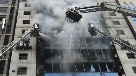 Die Feuerwehr ist mit einem Großaufgebot an der Brandstelle.