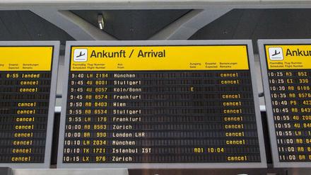 Anzeige der Flugausfälle während eines Streiks am Flughafen Tegel  