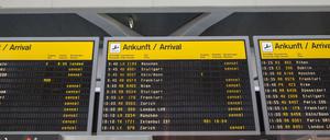 Anzeige der Flugausfälle während eines Streiks am Flughafen Tegel