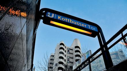 Der Eingang zur U-Bahn am Kottbusser Tor in Berlin Kreuzberg.