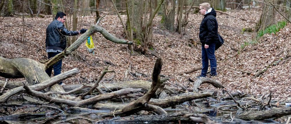 Suche nach Rebecca Reusch an einem Teich bei Henningsdorf.