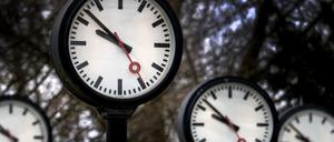 Bahnhofsuhren als Teil einer Kunst-Installation.