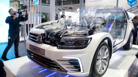 Ein aufgeschnittener Volkswagen Tiguan GTE mit Hybridantrieb auf der Hannover Messe 2018.