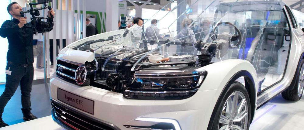 Ein aufgeschnittener Volkswagen Tiguan GTE mit Hybridantrieb auf der Hannover Messe 2018.