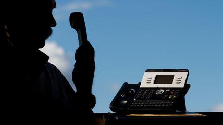 Viele Trickbetrügereien beginnen mit einem Telefonanruf.