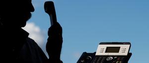 Viele Trickbetrügereien beginnen mit einem Telefonanruf.