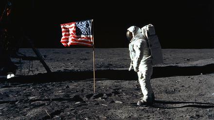 Am 20. Juli 1969 posiert Edwin E. Aldrin, Jr., neben einer US-Flagge während der Apollo-11-Mission.