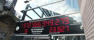 Die Schuldenuhr des Bundes der Steuerzahler in Berlin.