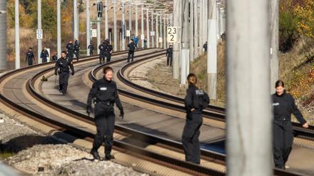 Polizisten suchen auf der ICE-Strecke zwischen Nürnberg und München die Schienen ab. 