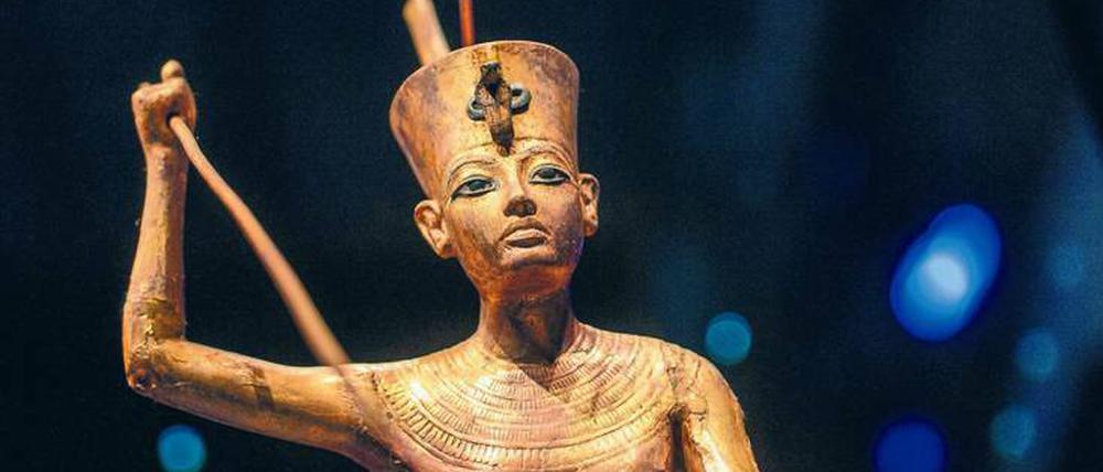 Auf der Hut. Pharao Tutenchamun muss sich während der Reise durch die Unterwelt vieler Gefahren erwehren. Dafür muss er bewaffnet sein. 