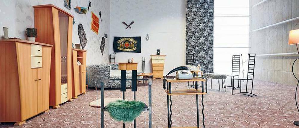 Ästhetik als Spiegel. Naumanns Installation in der Galerie KOW zeigt ein fiktives Jugendzimmer im Osten mit Pressholzmöbeln und Druidenhorn.