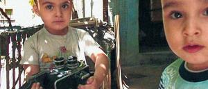 Kinderspiel. In „La Dolce Siria“ von 2015 zeigt Ammar al-Beik zwei Jungen in Aleppo, die mit einer alten Kamera hantieren.