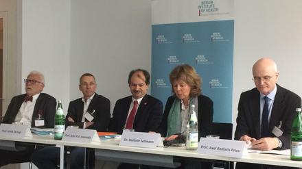 Am Berlin Institute of Health (BIH) wird John Ioannidis von der Stanford University (Mitte) als Gastwissenschaftler das "Metric-Berlin" leiten.