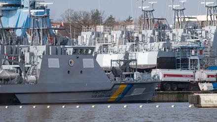 Längst genehmigt - und bald auch wieder lieferbar? Küstenschutzboote für Saudi-Arabien liegen auf dem Werftgelände der Peene-Werft in Wolgast. Die SPD will sie auch weiter blockieren.