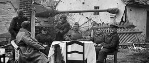 Noch ist die Ruhe trügerisch. Im April 1945 fotografierte Valery Faminsky diese Soldaten einer sowjetischen Panzerbrigade während einer kurzen Pause bei den Seelower Höhen.