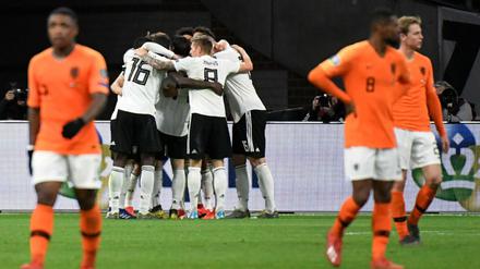 Nico Schulz feiert seinen Siegtreffer.