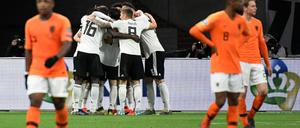 Nico Schulz feiert seinen Siegtreffer.