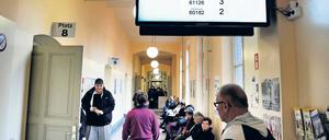 Wer was vom Bürgeramt will, muss noch immer viel Geduld haben. Durchschnittlich ist jede elfte Stelle unbesetzt.