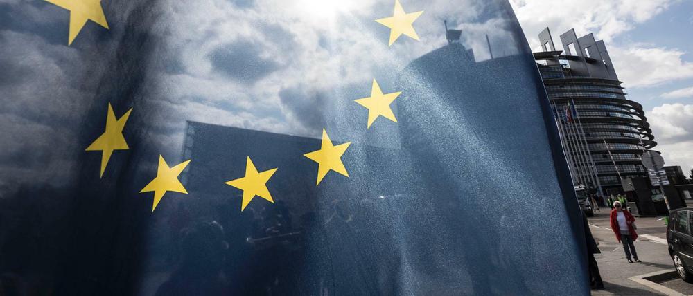 Eine EU-Fahne weht vor dem Europäischen Parlament in Straßburg.