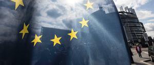 Eine EU-Fahne weht vor dem Europäischen Parlament in Straßburg.