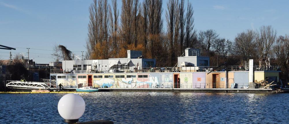 Blick aufs ehemalige Jugendfreizeitschiff "Freibeuter" an der Rummelsburger Bucht.