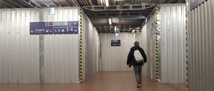 Überall Blech. Die "Fernbahnhalle" am Tag vor der Sperrung.