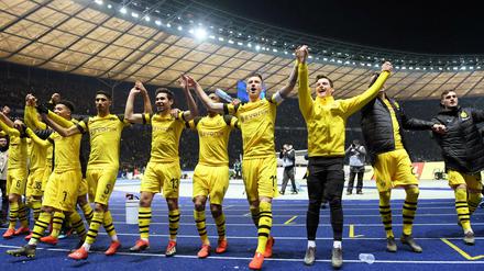 Der Fußball-Bundesligist Borussia Dortmund lässt sich in einer TV-Dokumentation von Aljoscha Pause in der Nahaufnahme zeigen. Im Bild die Borussen nach dem Sieg gegen Hertha BSC.