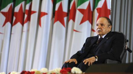 Abdelaziz Bouteflika, Präsident von Algerien, sitzt auf seinem Rollstuhl, nachdem er den Eid als Präsident im Jahr 2014 abgelegt hat.
