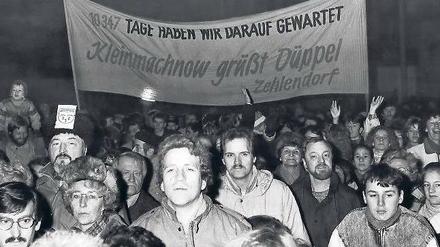 Menschen aus Ost und West bei der Eröffnung des Grenzübergangs Zehlendorf-Kleinmachnow am 11. Dezember 1989.