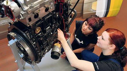 Auszubildende beim Girls-Day in der Mercedes-Benz Niederlassung Leipzig.