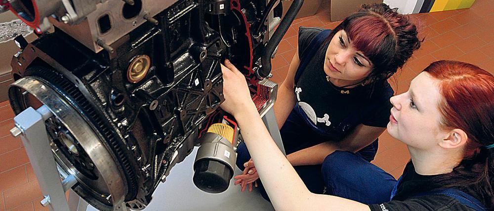 Auszubildende beim Girls-Day in der Mercedes-Benz Niederlassung Leipzig.