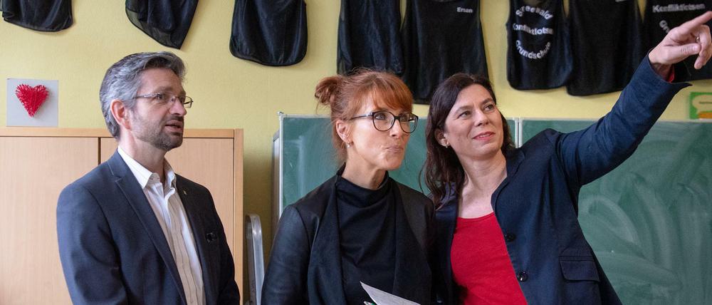 Stadtrat Oliver Schworck und Bildungssenatorin Sandra Scheeres lassen sich von Rektorin Nana Salzmann ihr Konzept erklären.