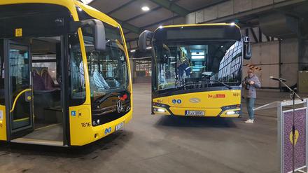 Berlin-Wedding. Die ersten beiden Busse stehen schon bereit.