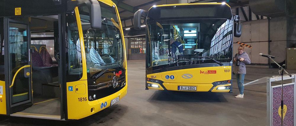 Berlin-Wedding. Die ersten beiden Busse stehen schon bereit.