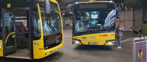 Berlin-Wedding. Die ersten beiden Busse stehen schon bereit.