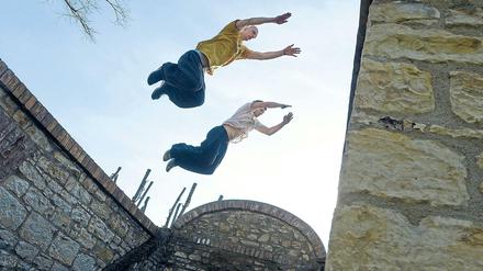 Absprung: Zwei tschechische Jugendliche machen Parkour in Prag.